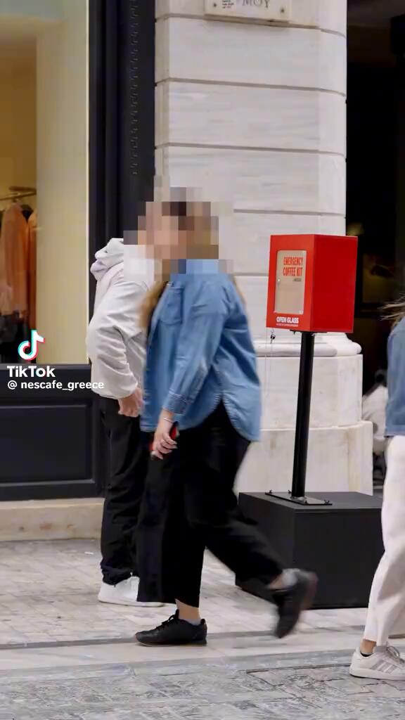 Βλέπεις ένα κόκκινο κουτί στη μέση της Ερμού. Τι κάνεις; @nescafe_greece